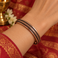 Brazalete ajustable con diseño oriental y presencia elegante