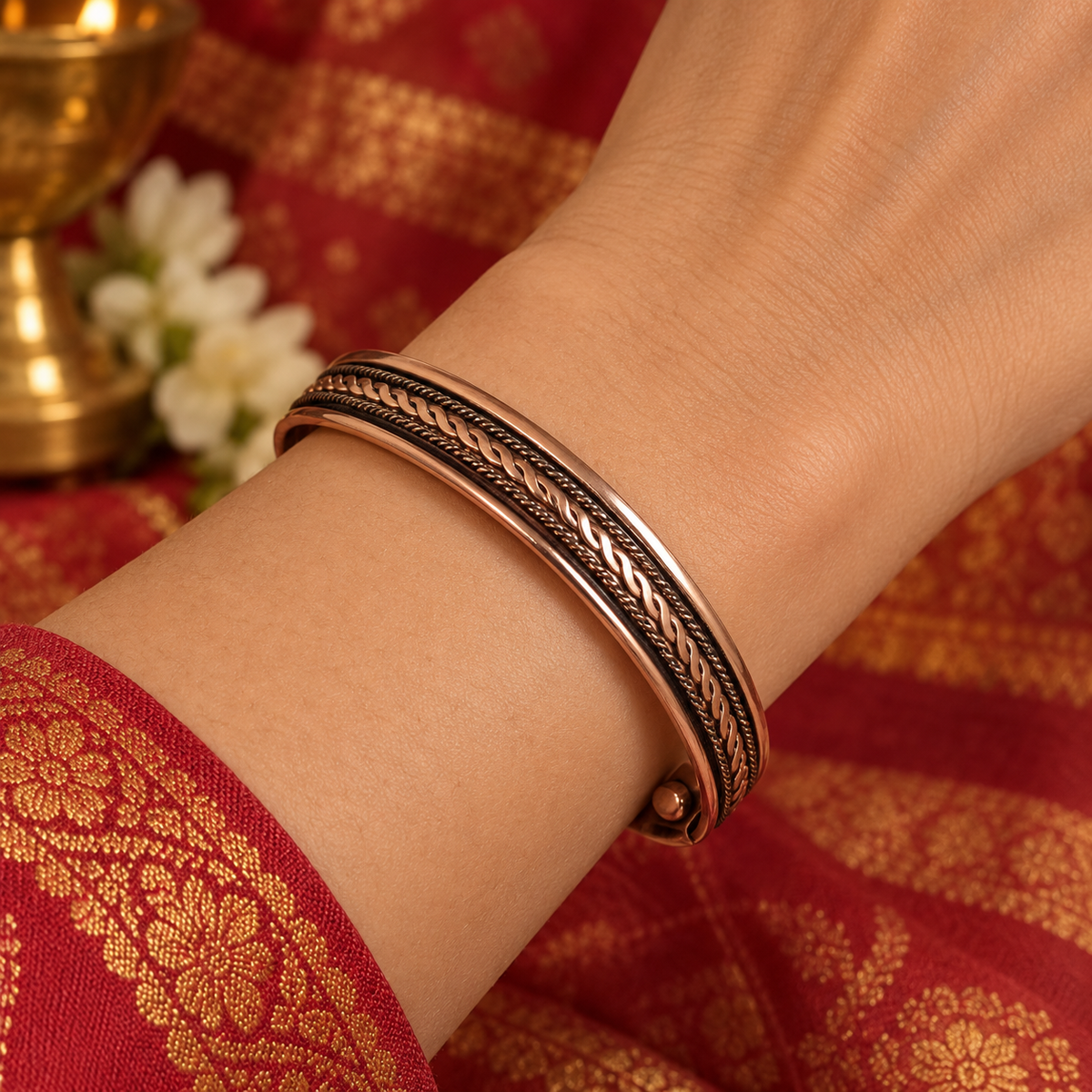Brazalete ajustable con diseño oriental y presencia elegante