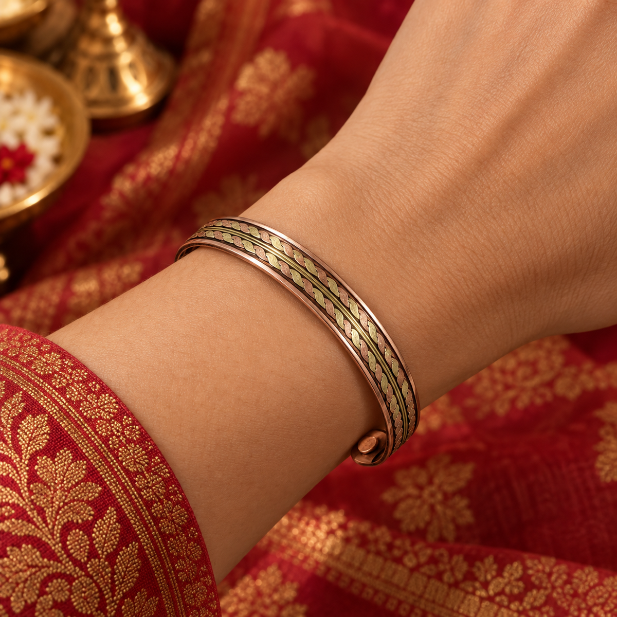 Brazalete de cobre con detalles ornamentales y acabado elegante