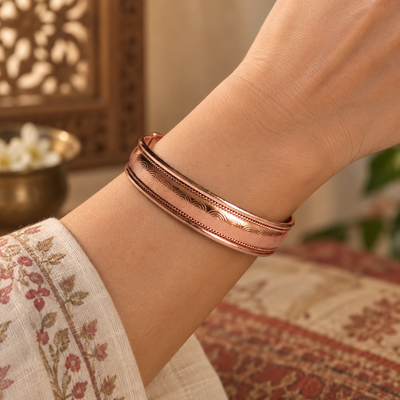 Brazalete Oriental de Cobre con Espirales Grabadas