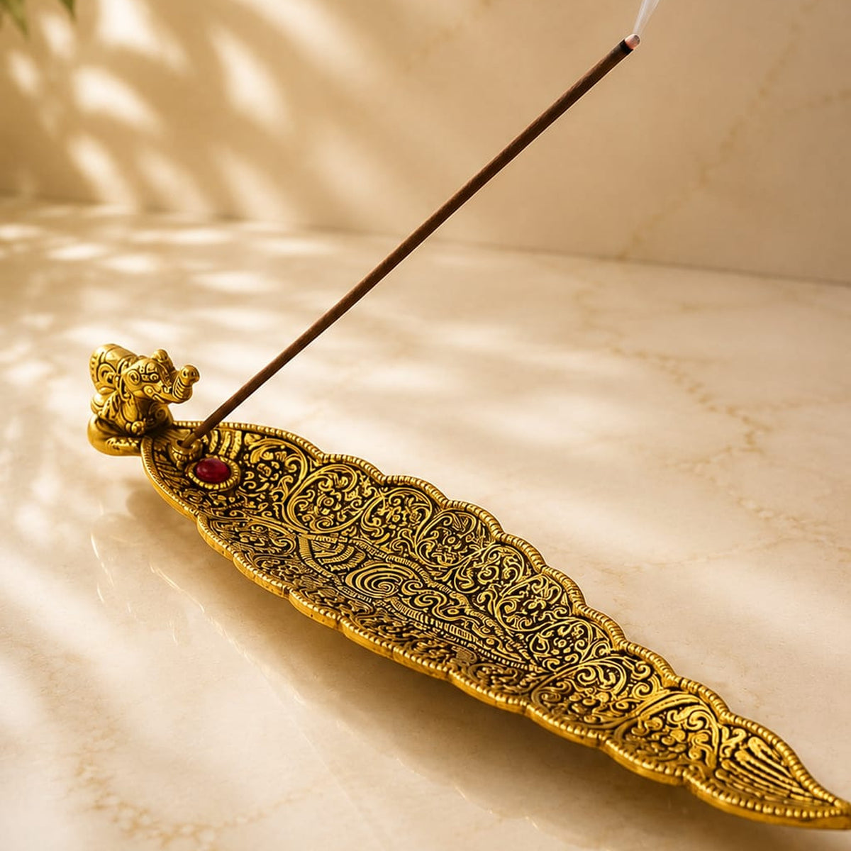 Porta Incienso Elefante Dorado sobre Hoja Metálica