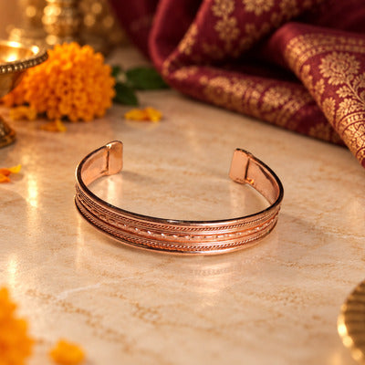 pulsera de cobre, brazalete ajustable, joyería oriental y diseño geométrico