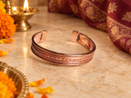 Brazalete abierto de cobre, pulsera graduable, diseño ornamental oriental
