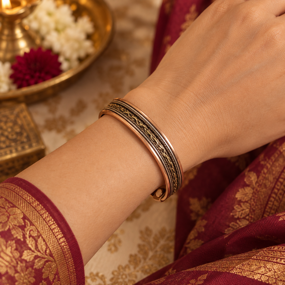 Brazalete Abierto de Cobre con Diseño Geométrico